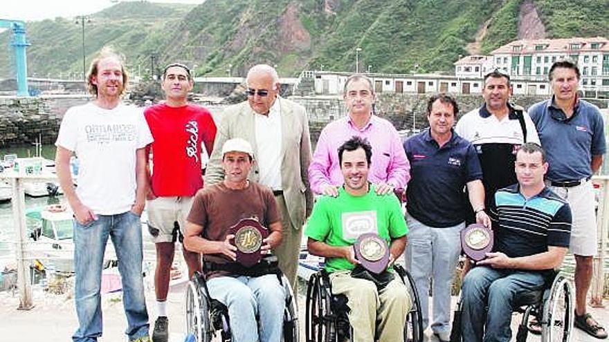 Participantes y autoridades, ayer, en el puerto de Candás.