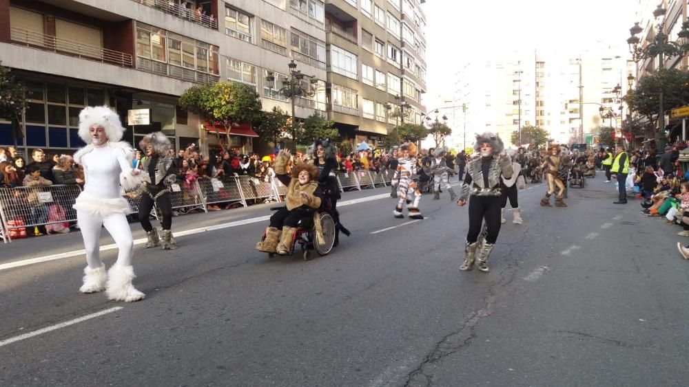 Miles de personas se congregan en el centro de la ciudad para seguir la marcha de las 28 agrupaciones que desfilaron entre Isaac Peral y la Porta do Sol.