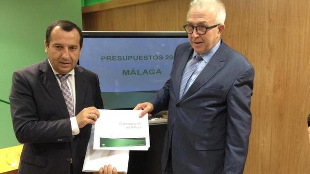 El delegado del Gobierno andaluz, José Luis Ruiz Espejo, y el consejero de Economía, José Sánchez Maldonado.
