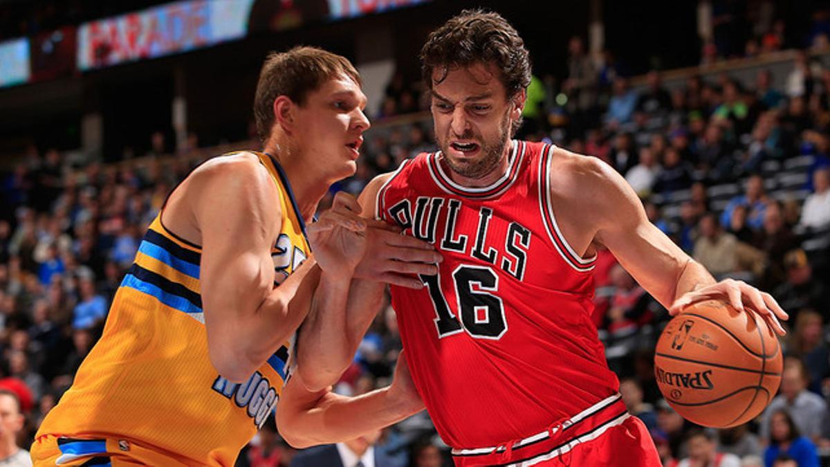 Pau Gasol trata de deshacerse de Timofey Mozgov, en un momento del partido entre los Bulls y los Nuggets