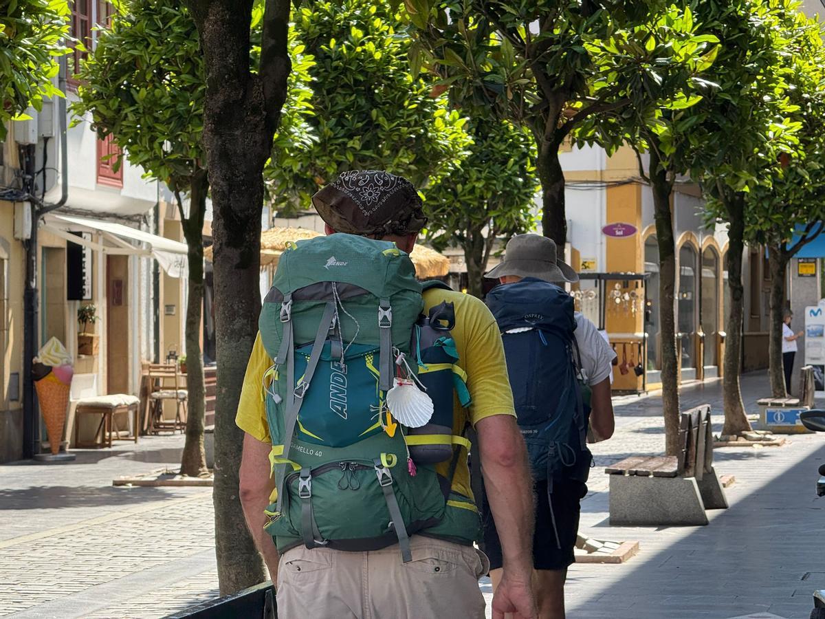 Dos peregrinos a su paso por Villaviciosa.