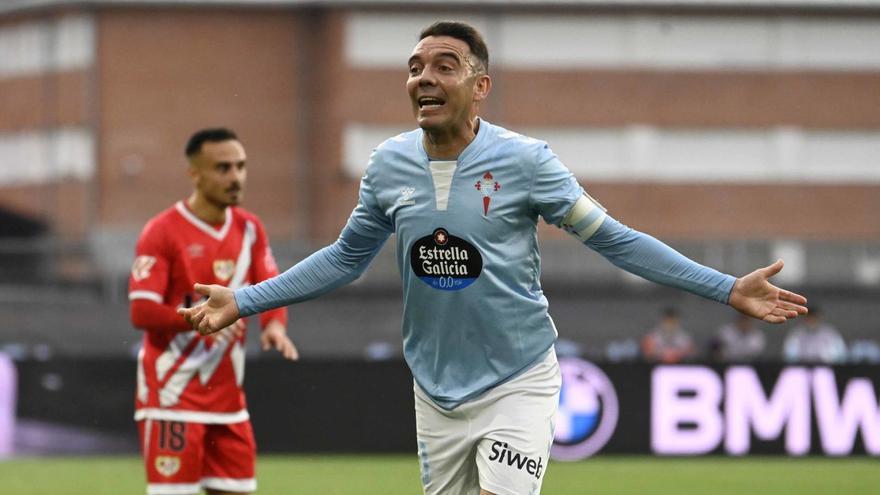 Iago Aspas protesta ante el
 árbitro una acción del
 partido de ayer. 
|  Pablo H. Gamarra