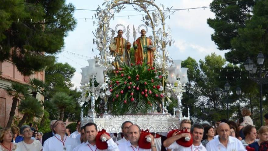 Centenares de personas disfrutaron ayer con la procesión de los patrones de Abarán.