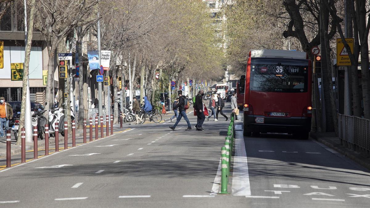 Pilonas para separar el carril bus. Y gomas de caucho para separar el carril bici. El coche, cada vez más encorsetado