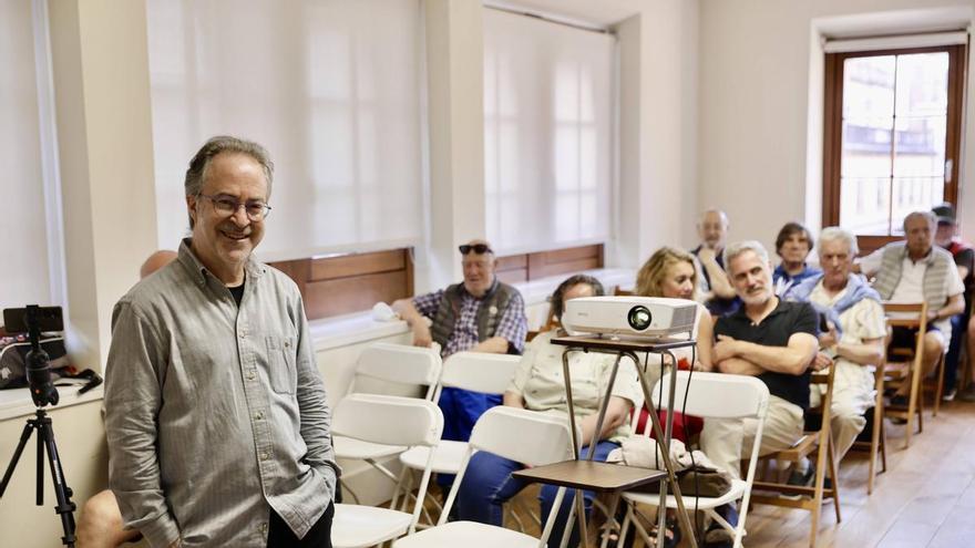 El crítico de arte Luis Feás defiende que la colección de Cajastur "tiene un lugar ideal para mostrarse y ese sería el palacio de Revillagigedo"