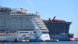 Cruceros amarrados en Ibiza