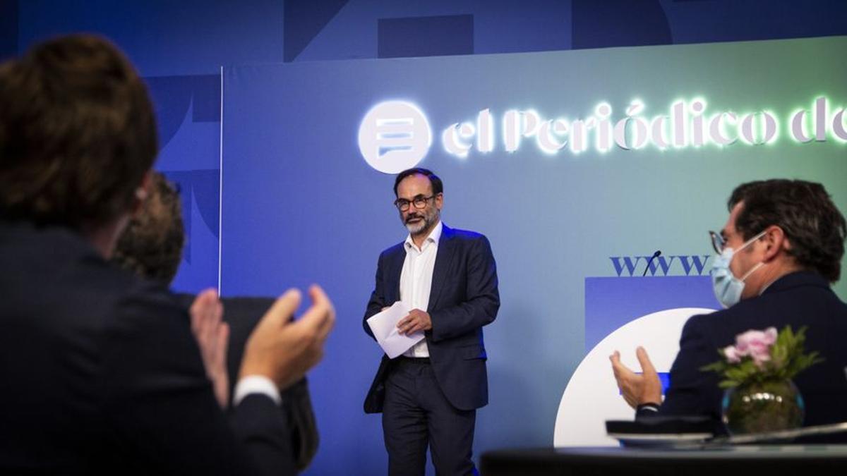 Los asistentes al acto de presentación de EPE aplauden al director de EL PERIÓDICO DE ESPAÑA, Fernando Garea, al finalizar su discurso.