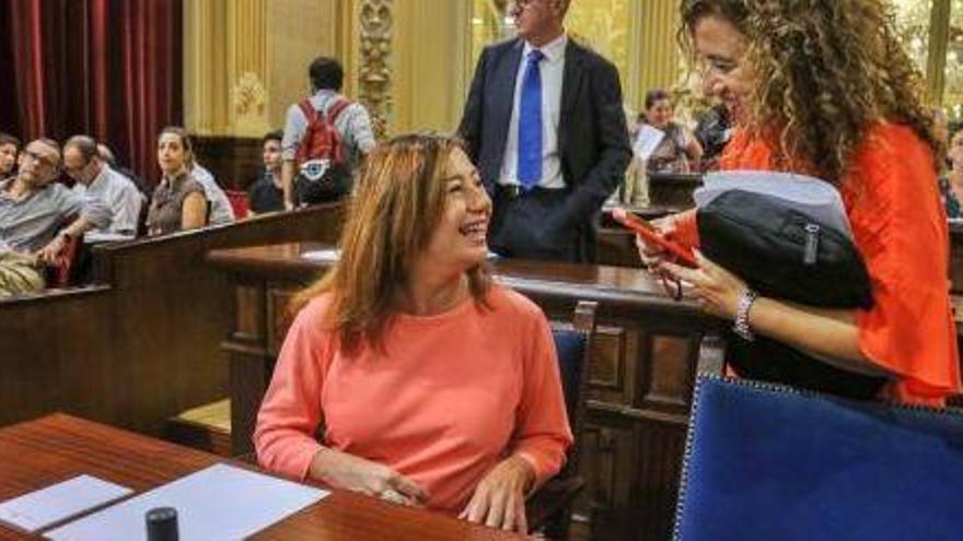 Armengol conversa con la consellera ibicenca Pilar Costa antes de empezar su discurso.