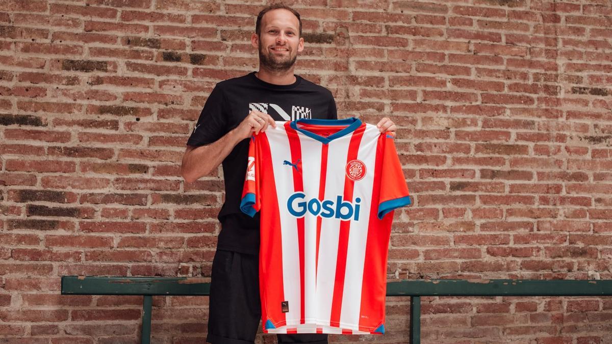 Daley Blind posa con la camiseta del Girona de esta temporada.