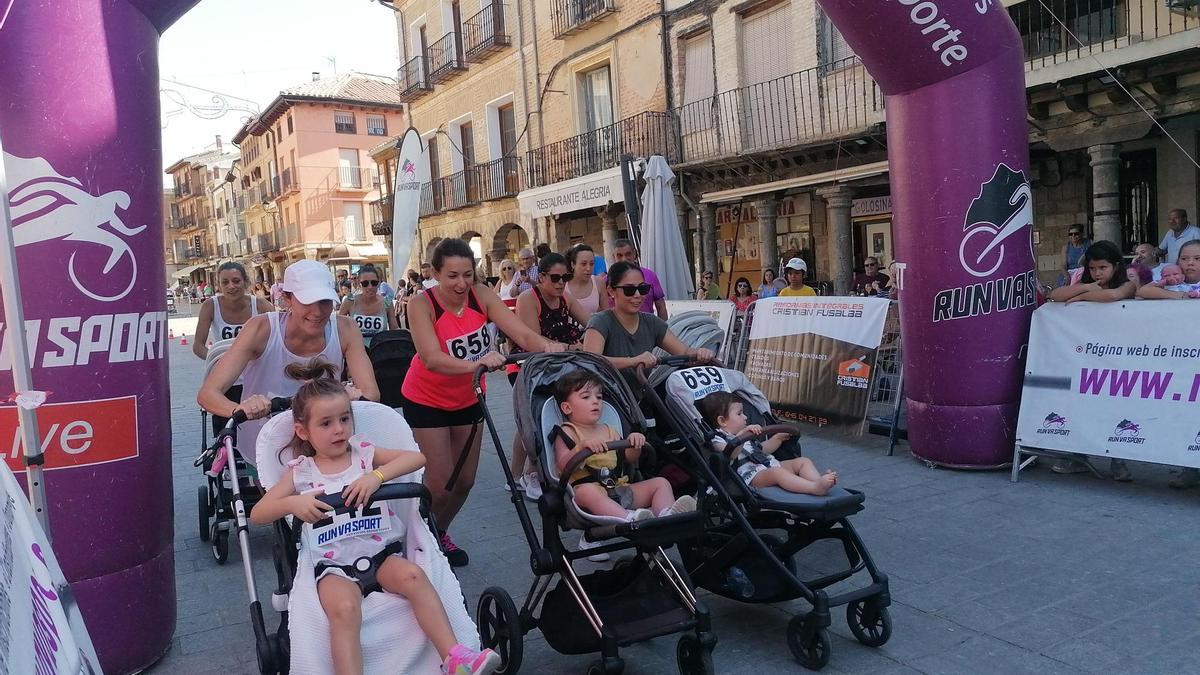 Madres con sus hijos durante un Babyrun, una de las actividades de la asociación.