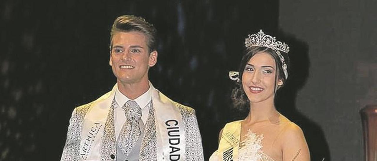 La gijonesa Isabel Roca, con el ganador del apartado masculino del certamen, Vicent Llorach.