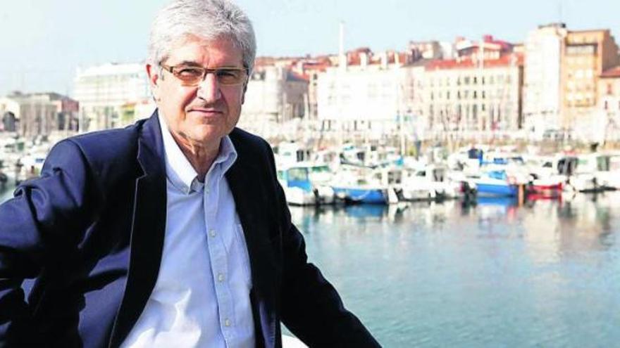 Jesús Marino Pascual, en el puerto deportivo, poco antes de dar su conferencia.