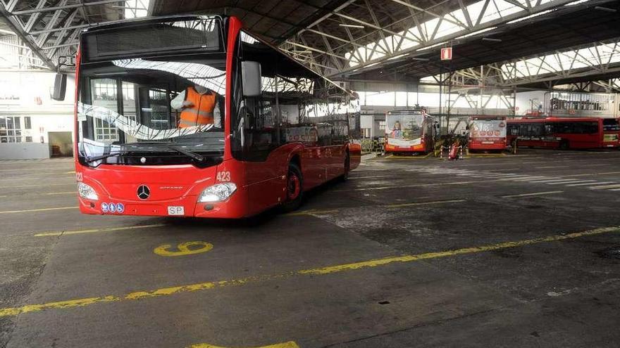 Autobuses en las cocheras de la Compañía de Tranvías.