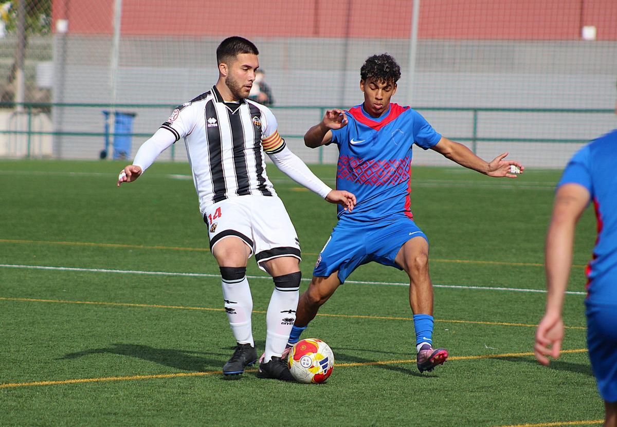 El central grauero del juvenil del Castellón, Albert Albiol, pugna un esférico.