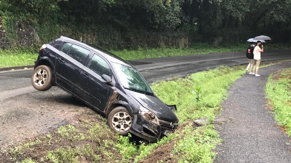 Aparatosa salida de vía en la carretera de Oleiros a Santa Cruz