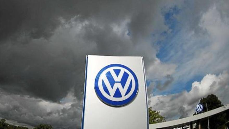 El logotip de VW presideix l&#039;entrada del quarter general, a Wolfsburg