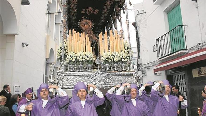 Brillantes desfiles del Nazareno y la Soledad