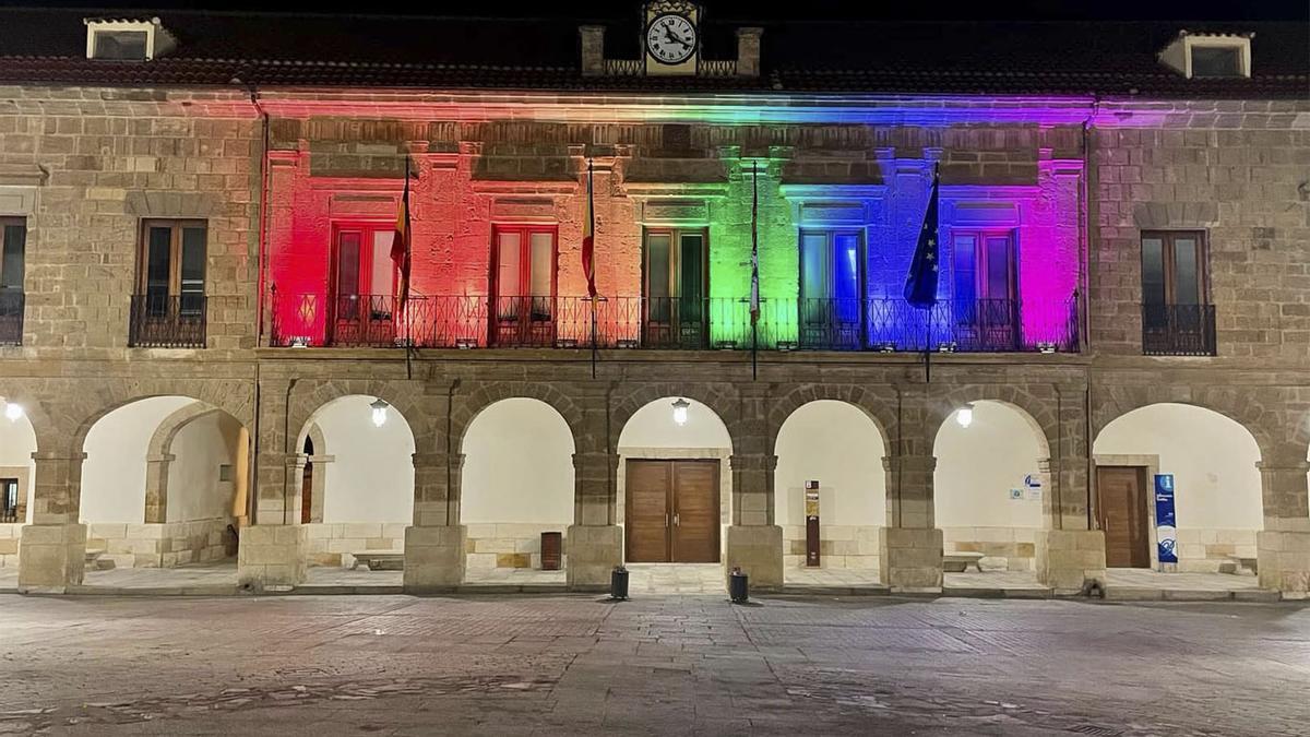 Fachada de la Casa Consistorial iluminada con la bandera LGTBI+.