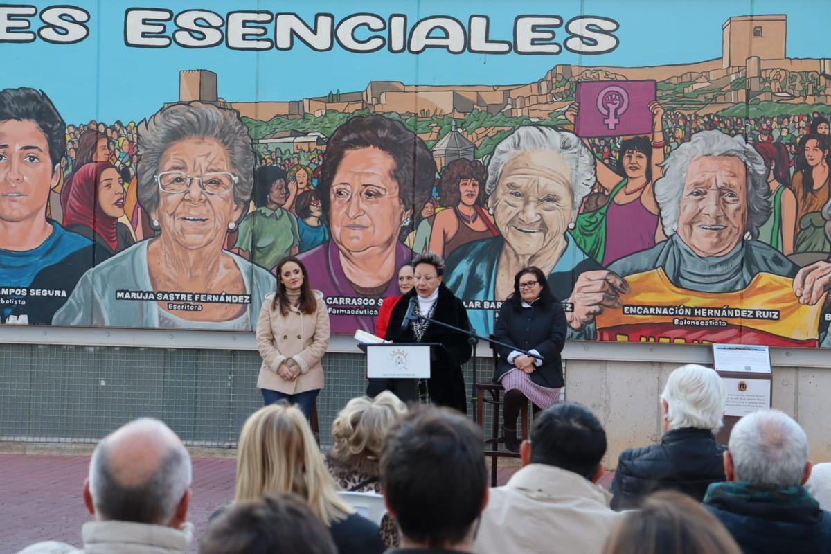 Irene Jódar, Pilar Fernández y Antonia Pérez atentas a la intervención de Isabel Casbas, otra de las homenajeadas en el mural.