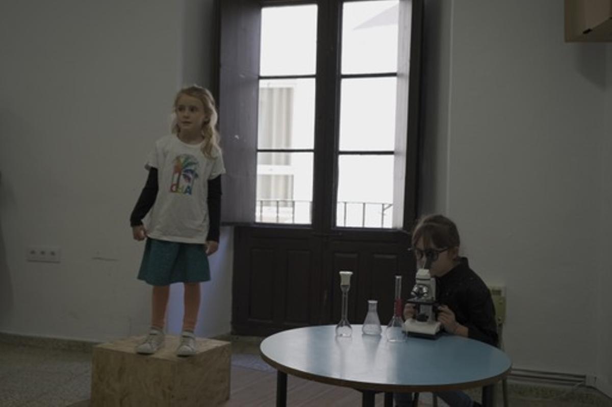 Alumnas del Colegio de Prácticas durante una obra de teatro