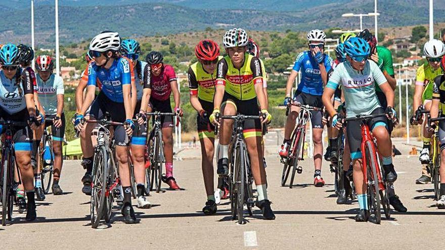 Ciclistas de las escuelas esperando en la salida de la prueba disputada en Llíria el pasado domingo.