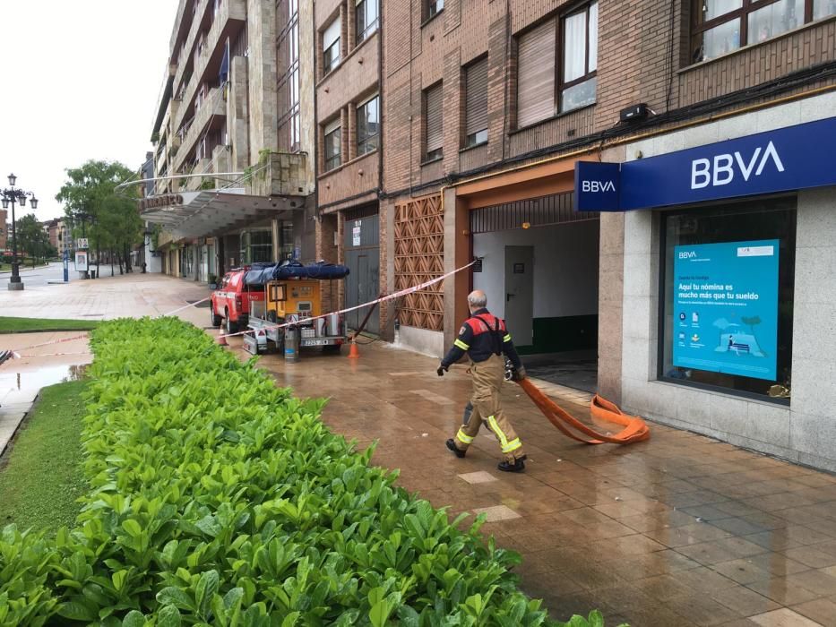 Una tromba de agua anega garajes de Oviedo