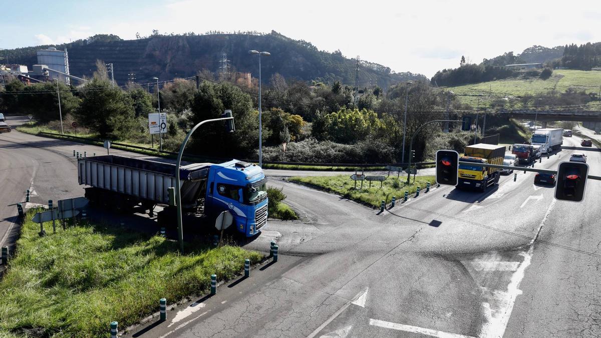 Tráfico de camiones, en la rotonda de El Empalme, en Carreño, con la térmica de Aboño al fondo.