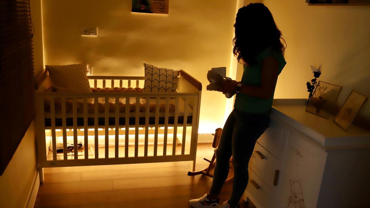 Nuria, fotografiada ayer junto a la cuna preparada para Mateo y algunos de los juguetes que esperaban al pequeño.