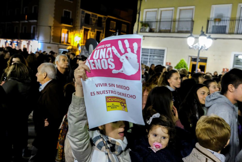 Concentración de repulsa contra la violencia de género celebrada en Elda.