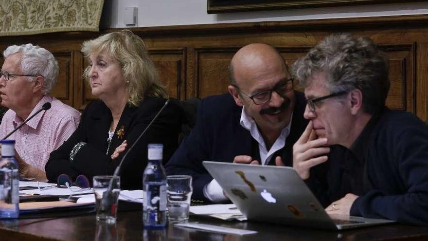 Por la izquierda, Michel Pigmente, Mary Nash, el catedrático de la Universidad de Oviedo Jorge Uría y Fran Georgi .