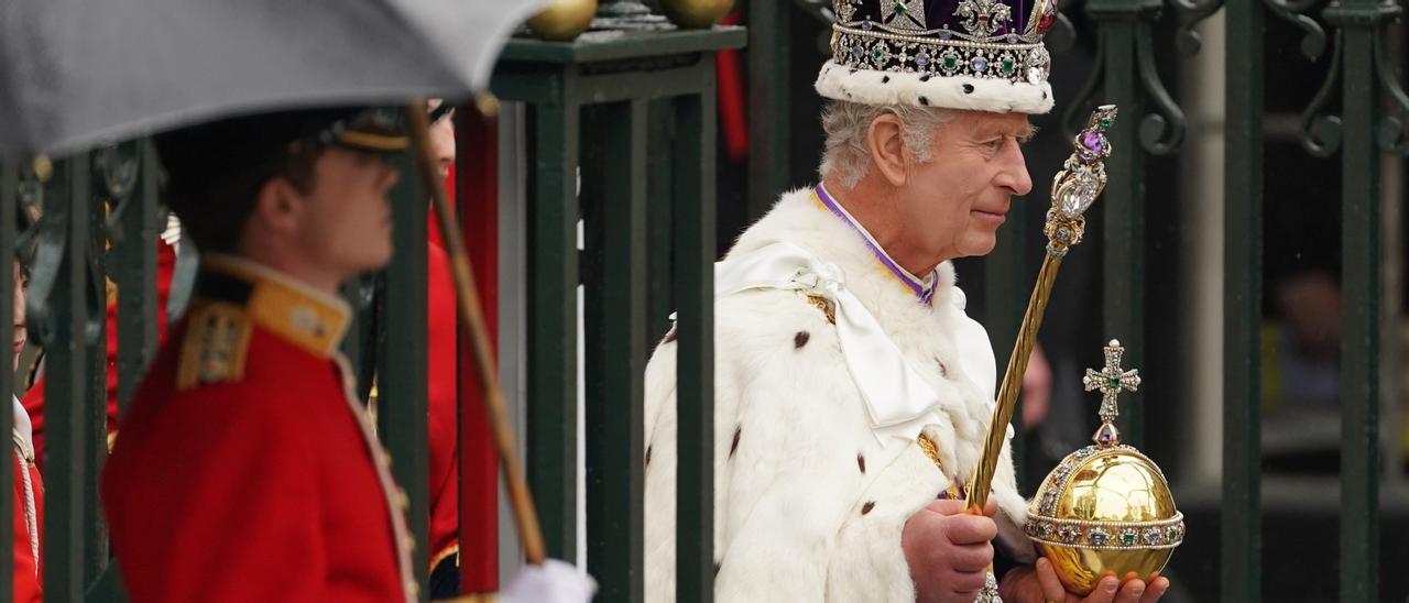 Carlos III, tras su coronación