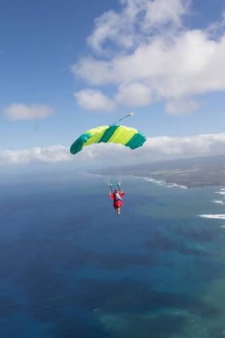 Imagen de una mujer en parapente.