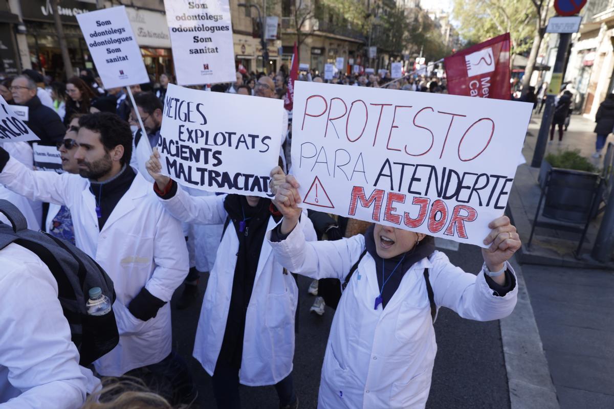 Los sanitarios se han manifestado desde el Departament de Salut hasta la estación de Sants en defensa de la sanidad pública durante el primer día de la huelga de médicos.