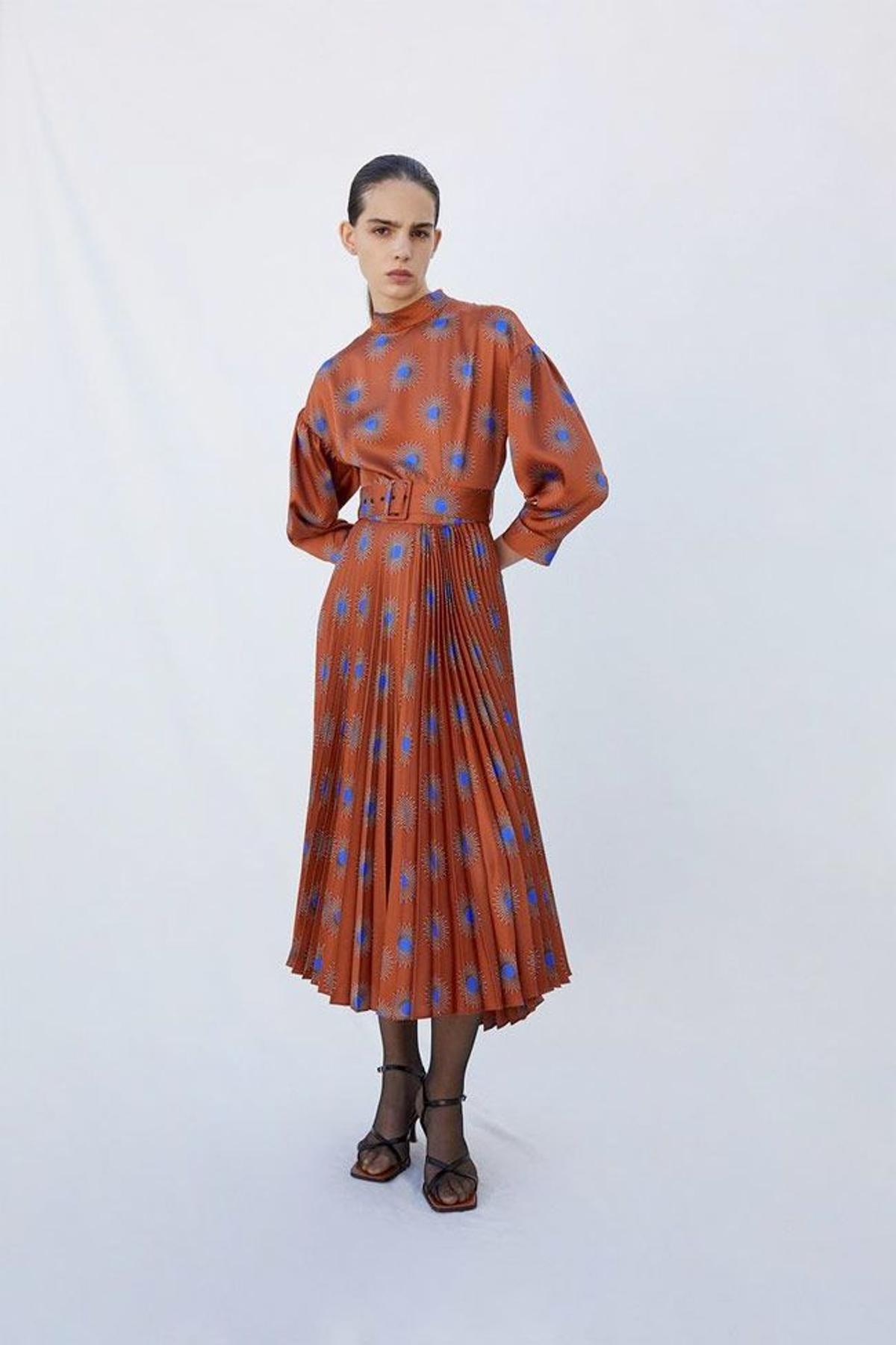 Lucía Bárcena ha creado el mejor look de invitada de otoño gracias a este vestido de Sfera con con volumen - Woman