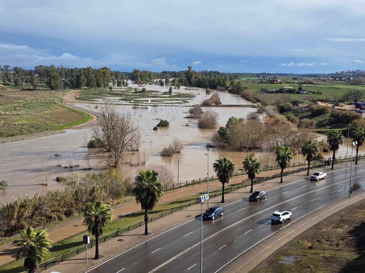 Vista del río Guadiana a su paso por Badajoz.