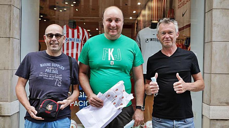 Frederic Cebat, Nicolás Guerin y Bertrand Roçe, con sus compras frente a la boutique rojiblanca. | Juan Plaza