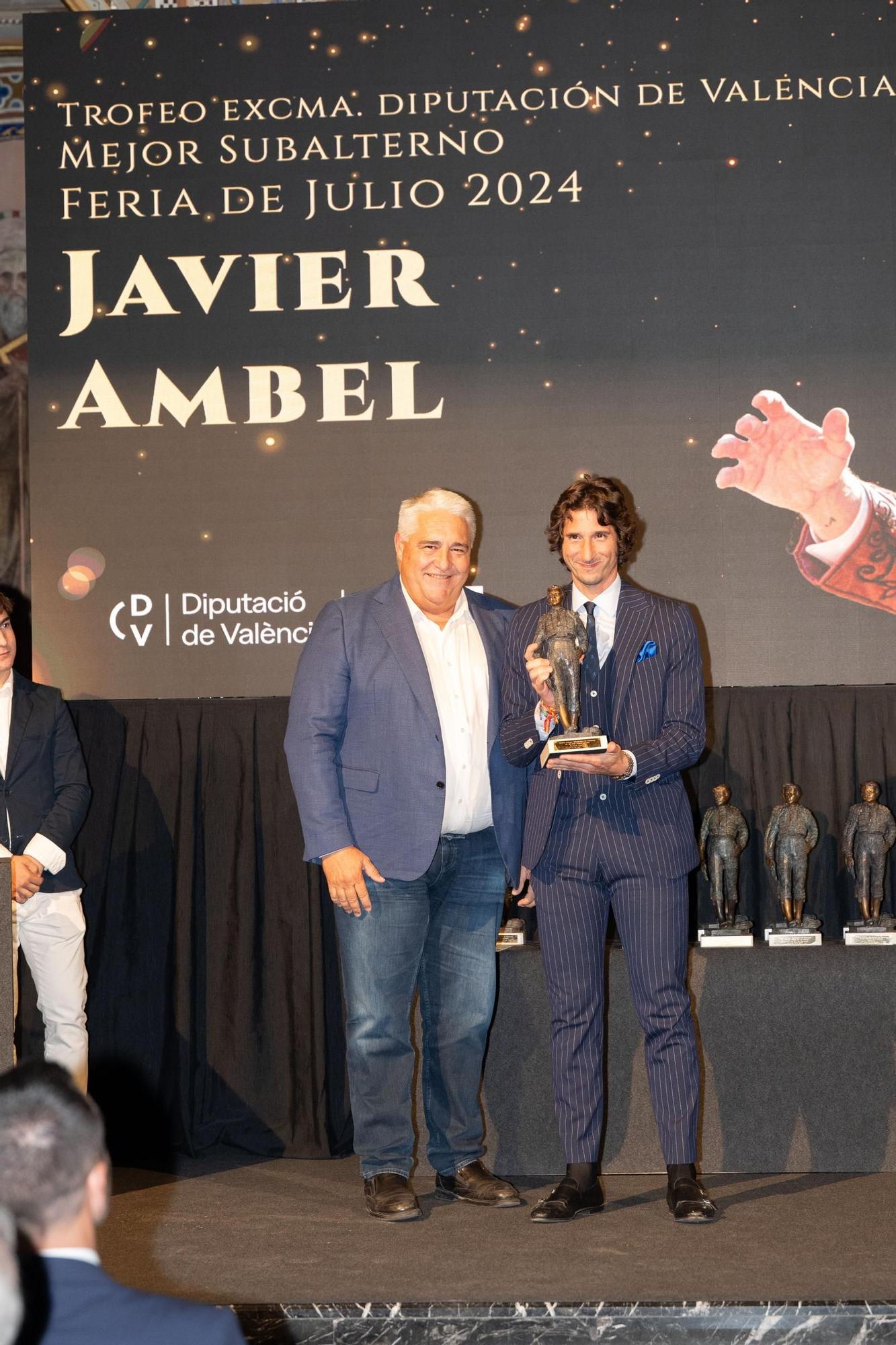 La gala de los premios taurinos de la Diputación de Valencia con Roca Rey, en imágenes