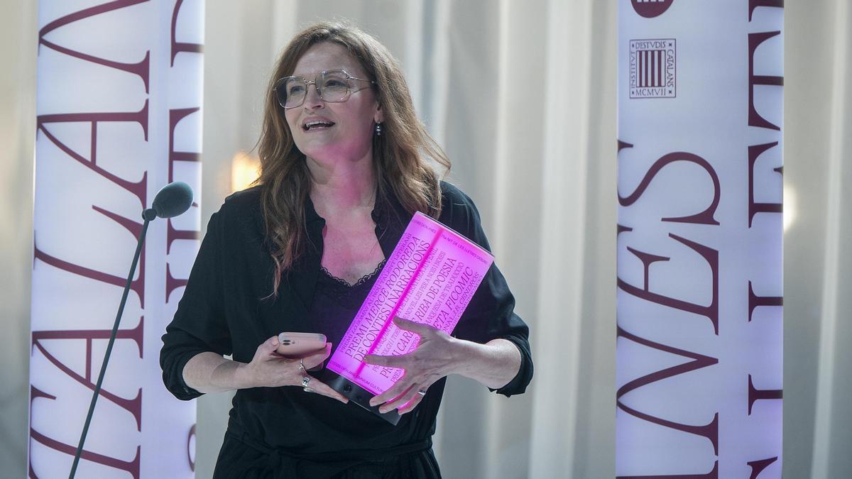 Cristina Genebat, 1r premi Lo Somni al nuevo talento literario por su obra ‘Sorra’ durante la gala de los premios de la 75a Nit de les Lletres Catalanes celebrada en el Palau Nacional