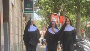 Las tres activistas disfrazadas de monjas detenidad este miércoles en las inmediaciones de la Sagrada Família.