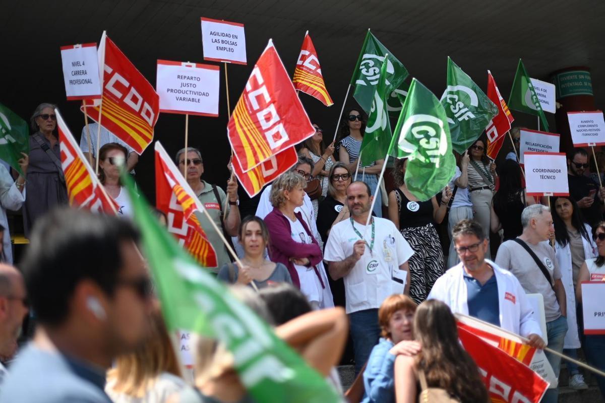 Concentración de CCOO y CSIF a las puertas del hospital Clínico de Zaragoza en una imagen de archivo.