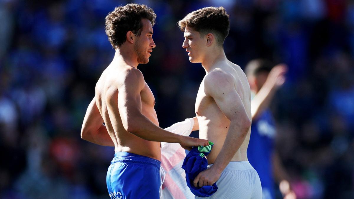 Milla y Gavi cambian sus camisetas al final del Getafe-Barça.