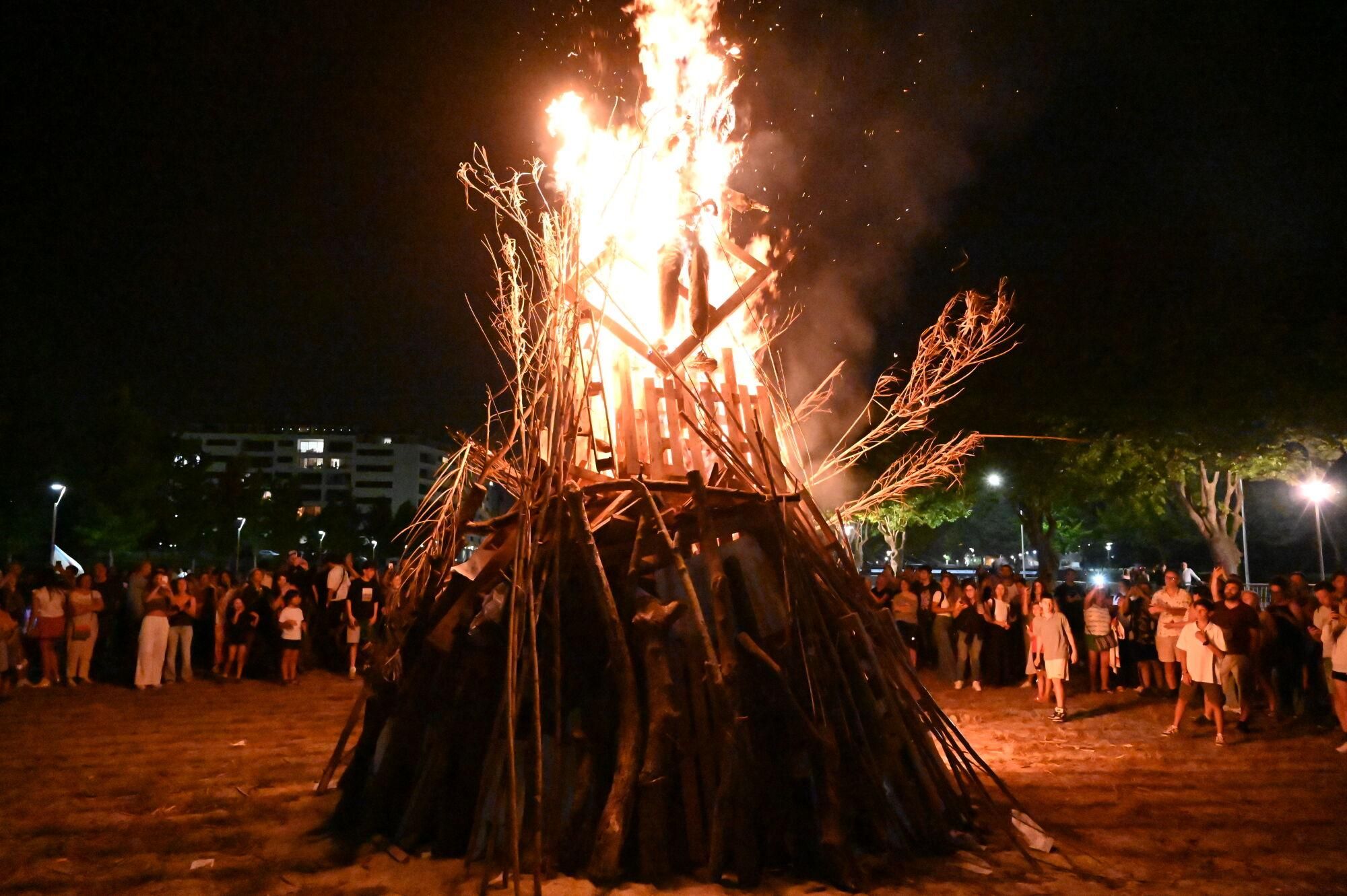 PONTEVEDRA.Encendido de la hoguera de San Juan