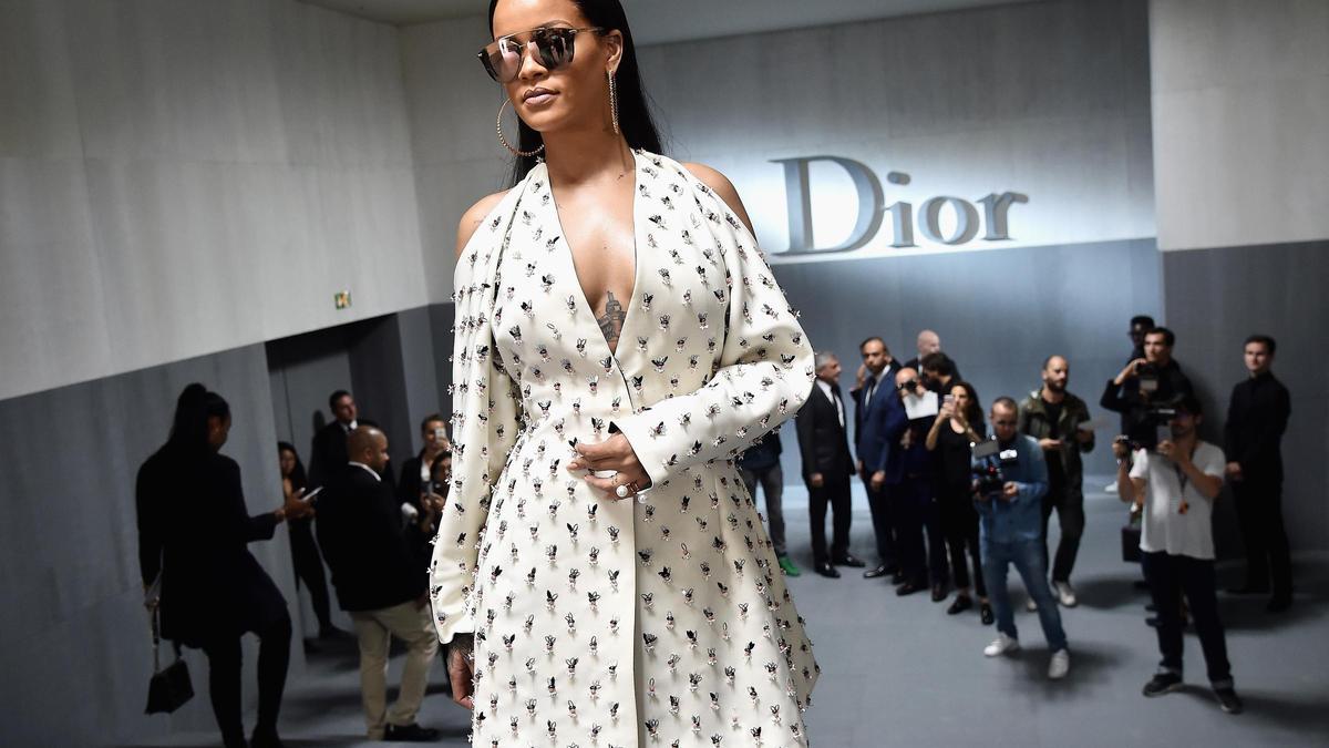 Rihanna no se pierde el desfile de Dior primavera-verano 2017 en París