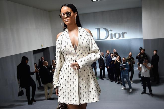 Rihanna no se pierde el desfile de Dior primavera-verano 2017 en París