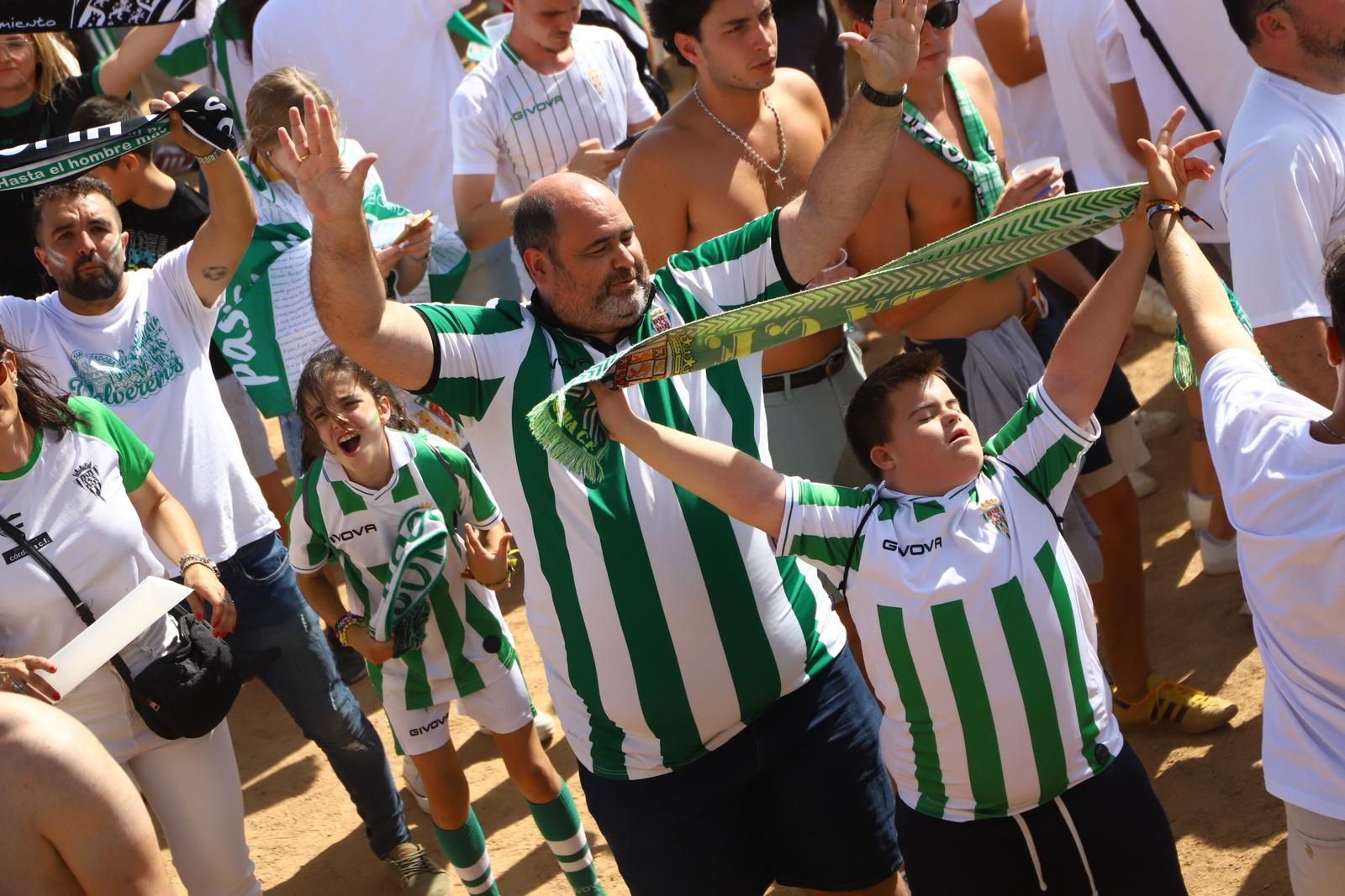 Córdoba CF-Ponferradina | El espectáculo de los aficionados en la Fan Zone de El Arcángel