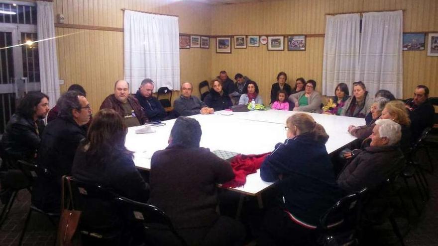 Los ediles de Marea se reunieron con vecinos de Lourizán en el local parroquial de Placeres. // R.V.