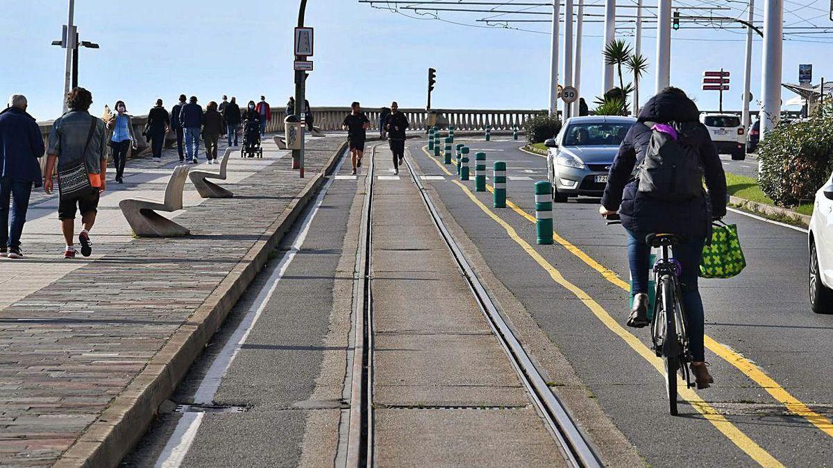 Raíles del tranvía que serán tapados para hacer un carril corredor.