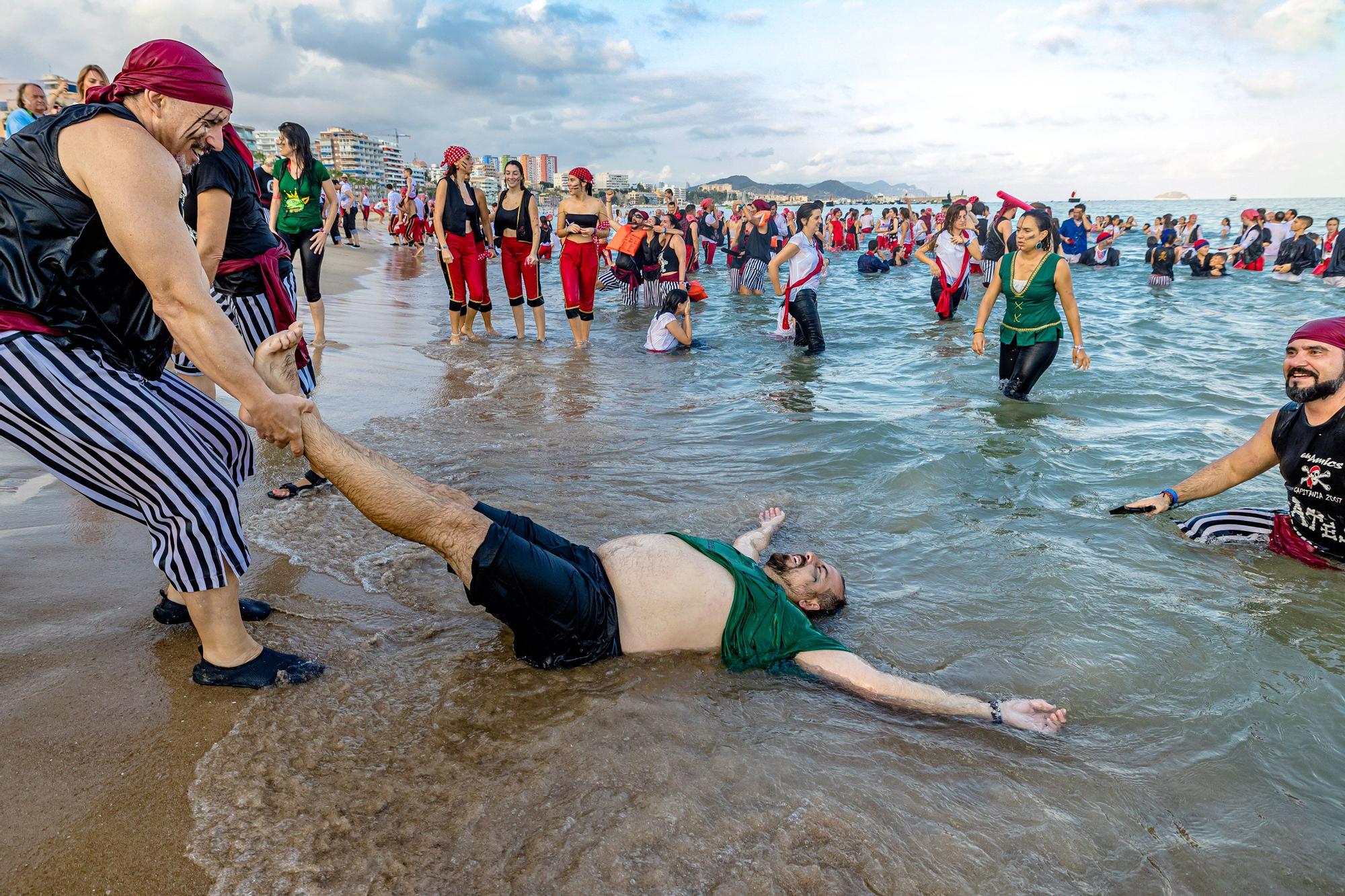 Fiestas de La Vila. Así ha sido el Alijo y la Embajada Contrabandista en la Playa.