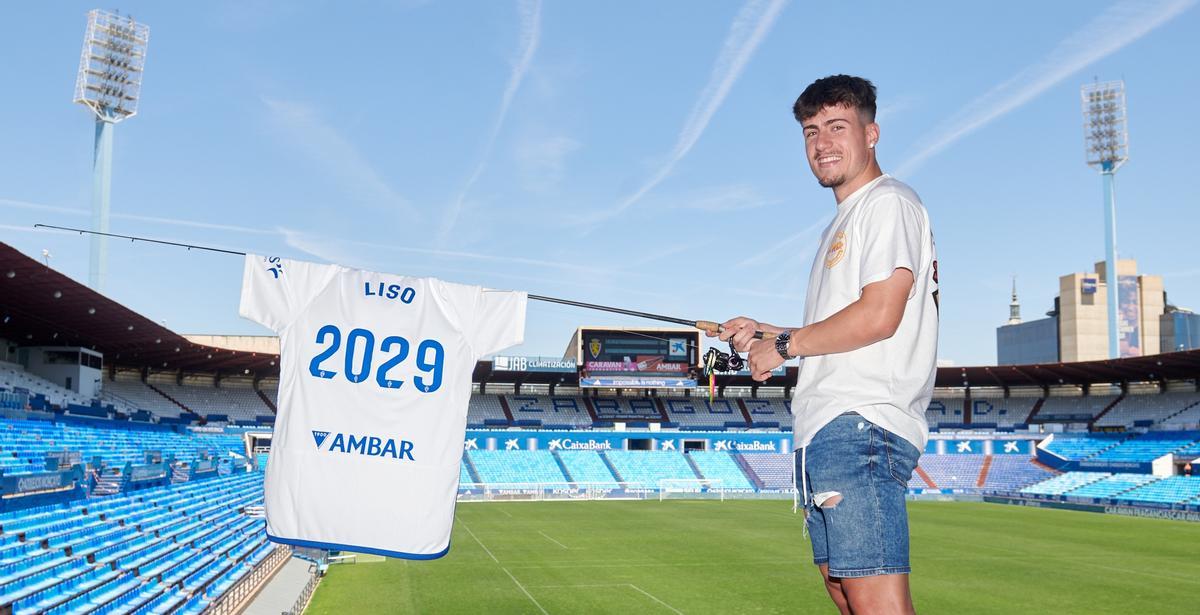 Adrián Liso sujeta una caña con la camiseta con su nombre y 2029, el año hasta el que ha renovado.