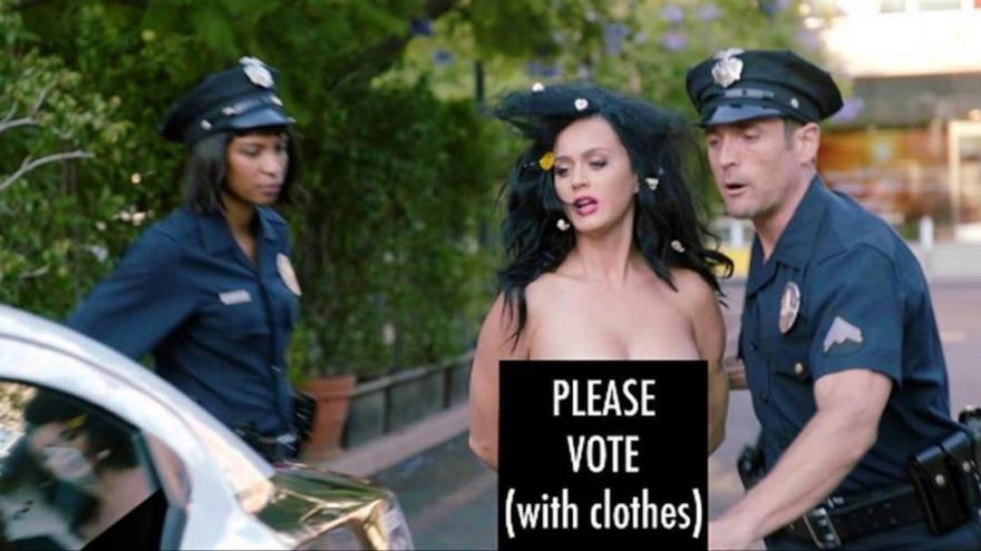 Katy Perry se quita la ropa para pedir el voto de Hilary